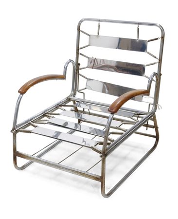 POLTRONA Poltrona in tubo metallico cromato. Braccioli in legno di faggio....