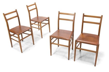 SEDIE Quattro sedie in legno di frassino con imbottitura in similpelle...