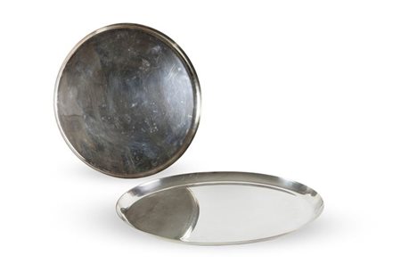 SABATTINI LINO Due vassoi in metallo argentato. Quello rotondo marchiato...