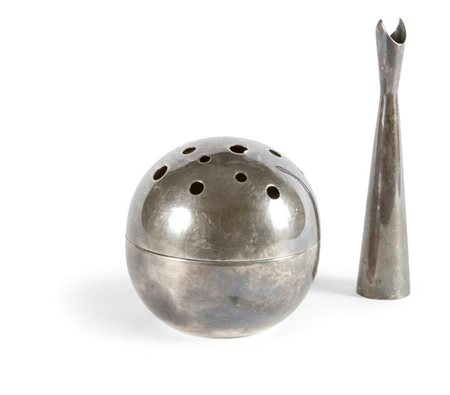 SABATTINI LINO Lotto di due oggetti in metallo argentato composto da: un...