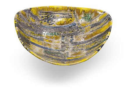 ZAULI CARLO Ciotola di forma irregolare decorata a smalti policromi....