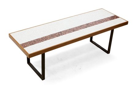 TAVOLINO Tavolino con piano in mosaico vetroso bordato in legno di noce...