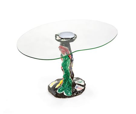 TAVOLINO Tavolino con piedistallo in ceramica smaltata a decoro policromo....