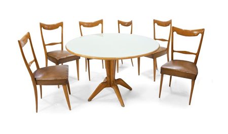 TAVOLO CON SEDIE Tavolo con base in legno di acero scolpito, piano in vetro...