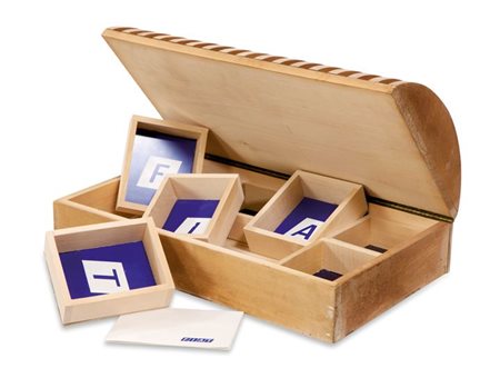 CEROLI MARIO Cofanetto portaoggetti creato per la Fiat. Interno suddiviso in...