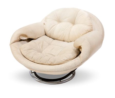 POLTRONA Grande poltrona con rivestimento in similpelle, struttura in tubo di...