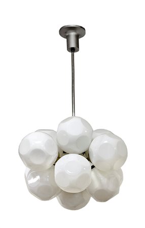 LAMPADARIO Lampadario con dodici globi sfaccettati in vetro soffiato opalino...