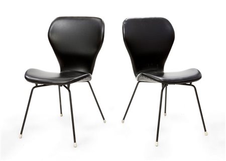 SEDIE Due sedie in compensato curvato rivestite in similpelle nera, gambe in...