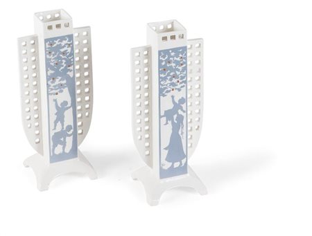 VASI Coppia di vasi a sezione quadrata in ceramica con anse traforate e base...