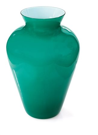 SALVIATI & C. Grande vaso incamiciato in vetro verde, lattimo e cristallo....