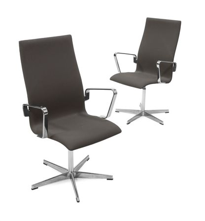 JACOBSEN ARNE Oxford Due sedie su supporto girevole in metallo cromato. Prod....