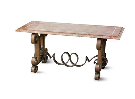 TAVOLO Tavolo con struttura in ferro battuto, piano in marmo rosso con bordo...