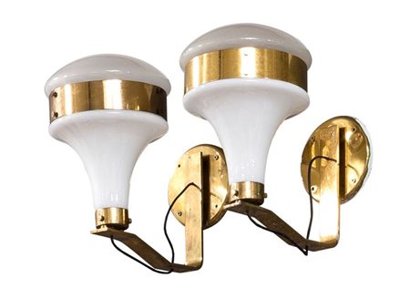 APPLIQUES Due lampade in ottone zapponato con diffusore composto da un vetro...