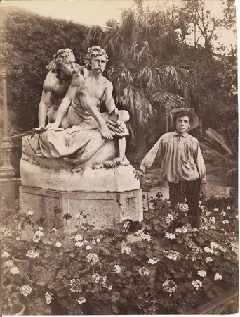 Wilhelm Von Gloeden (1856-1931), Palermo. Ragazzo accanto al gruppo scultoreo dei fratelli Canaris nel Giardino Inglese, 1900 ca 