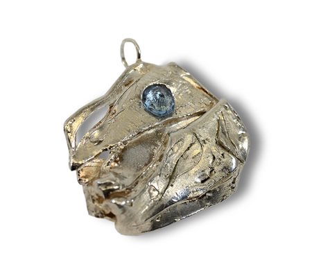 GHIOTTI MASSIMO (n. 1938) - Ciondolo scultura in argento con pietra acquamarina.