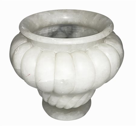 Produzione Francese. Anni '20. Cachepot in alabastro bianco piede...