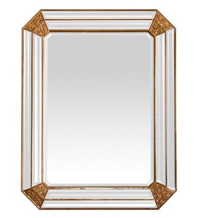 Specchiera rettangolare, anni 80. A vetri molati e riporti dorati ai 4 angoli...