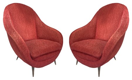 ISA Bergamo. Anni ‘50. Coppia di poltrone, struttura in legno, piedi in...