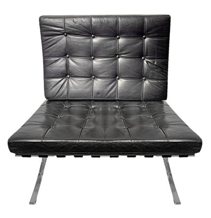 Poltrona stile Barcelona. Anni '90,struttura in metallo cromato, spalliera e...