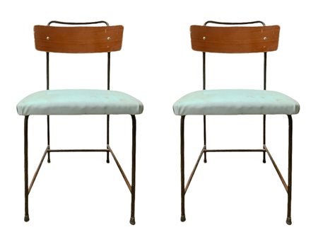 Produzione svedese, coppia di sedie con struttura in metallo laccato nero....