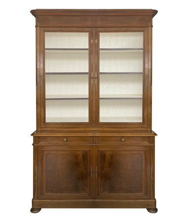 Credenza a due corpi. Provenienza Italia,in legno di noce nazionale chiara,...