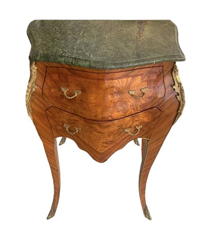 Comodino tronco-piramidale in legno in piuma di mogano. Secolo XIX...