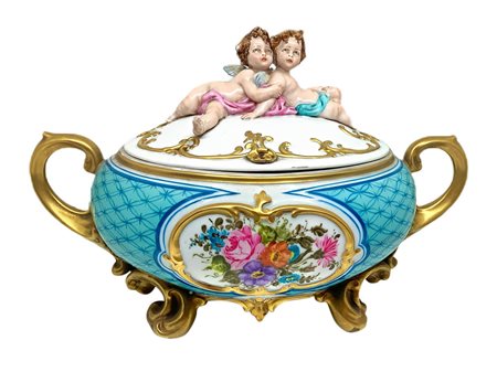 Capodimonte, Potiche ovale in porcellana, con puttini sulla presa del...