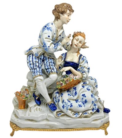 Capodimonte, Statuetta in porcellana raffigurante coppia galante con cesto....