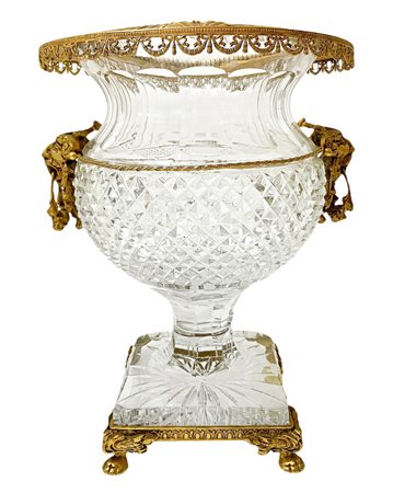 Vaso in cristallo molato con ottoni dorati. Base quadrata con piedi leonini....
