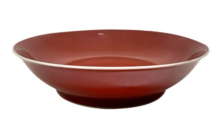 Piatto in porcellana monocroma “Sang de boeuf ”, recante marchio a sei...