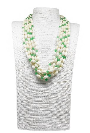 Collana con cinque fili di AVORIOLINA inframezzati da sferette di GIADA mm 5...