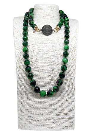 Collana filo unico. di ZOISITE, chiusura in Argento laccato Oro più Centrale...