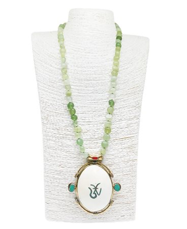 Collana in avventurina non lucidata. ciondolo centrale in conchiglia...