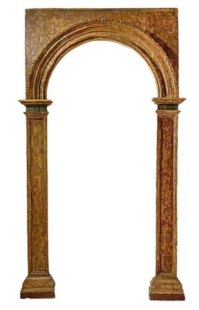 Arco di legno con pilastre, oro e decorazioni.