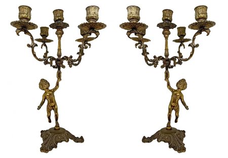 Coppia candelieri in ottone dorato con 5 luci sostenute da putto, fine XIX secolo. H cm 37. Fine XIX, H cm 37