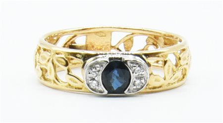 ANELLO BICOLOR CON ZAFFIRO E DIAMANTI in oro bicolore 18kt, a fascia...