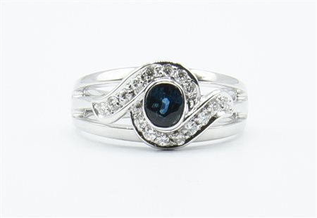 ANELLO CON ZAFFIRO E DIAMANTI in oro bianco 18kt, con al centro zaffiro blu...