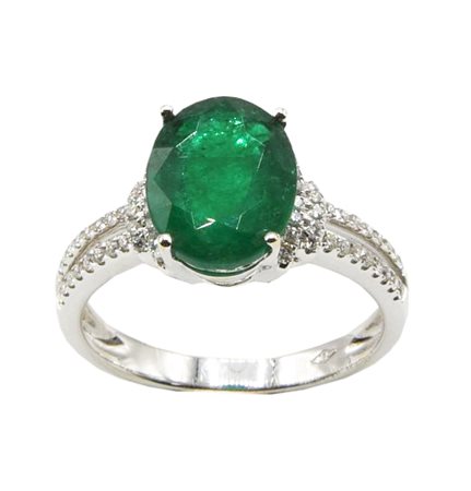 ANELLO CON SMERALDO COLOMBIANO E DIAMANTI in oro bianco 18kt, con al centro...