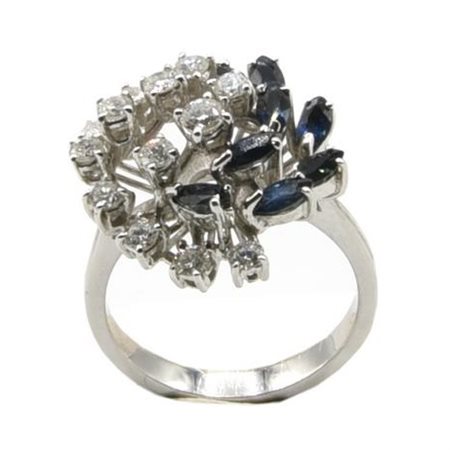 ANELLO CON ZAFFIRI E DIAMANTI in oro bianco 18kt, con zaffiri naturali blu...