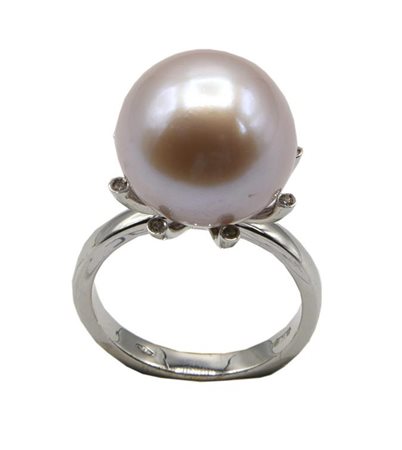 ANELLO CON PERLA AUSTRALIANA E DIAMANTI in oro bianco 18kt, con al centro...
