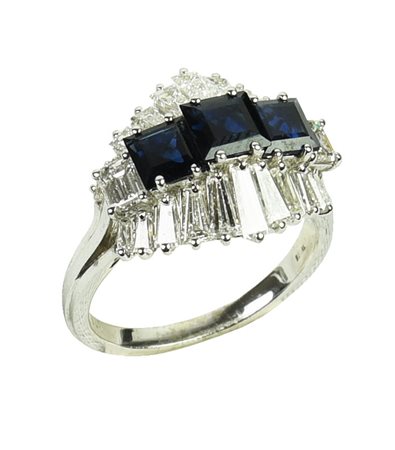 ANELLO CON ZAFFIRI E DIAMANTI in oro bianco 18kt, con zaffiri blu naturali...