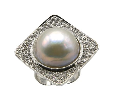 ANELLO CON PERLA MABE' E DIAMANTI in oro bianco 18kt, con al centro perla...