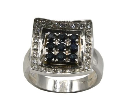 ANELLO A FASCIA CON ZAFFIRI E DIAMANTI in oro bianco 18kt, con al centro tre...