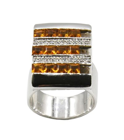 ANELLO CON CITRINI E DIAMANTI in oro bianco 18kt, con tre file di citrini...