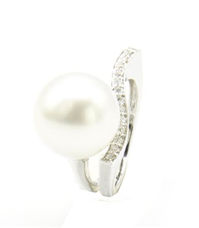 ANELLO CON PERLA AUSTRALIANA E DIAMANTI in oro bianco 18kt, con perla bianca...