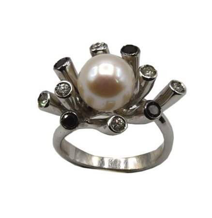 ANELLO CON PERLA GIAPPONESE E DIAMANTI in oro bianco 18kt, con al centro...