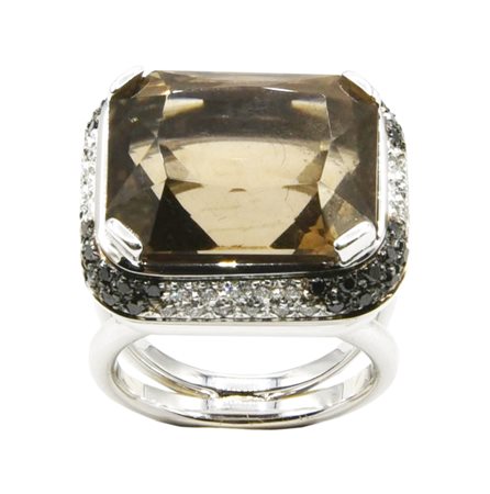 ANELLO CON QUARZO FUME' E DIAMANTI in oro bianco 18kt, con al centro quarzo...