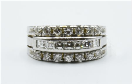 ANELLO CON DIAMANTI in oro bianco 18kt a fascia degrade', con al centro una...