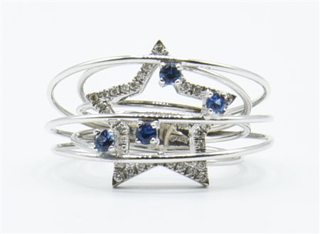 ANELLO CON ZAFFIRI E DIAMANTI in oro bianco 18kt, modellato a cerchi...