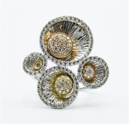 ANELLO IN ORO E DIAMANTI in oro bianco 18kt, modellato a cerchi decorati con...